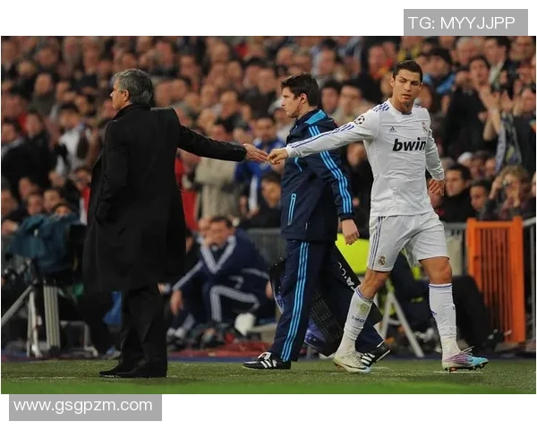 如何通过社交活动和足球明星建立联系与友谊的方法与技巧